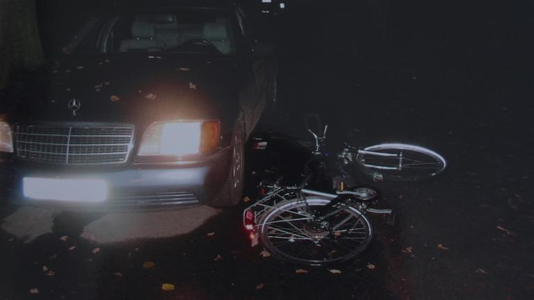 Auf einer einsamen Straße findet ein Pärchen nachts ein Taxi ohne Insassen. Mysteriös: Daneben liegt ein Fahrrad. Was zunächst nach einem Unfall aussieht, stellt sich bald als Verbrechen heraus.