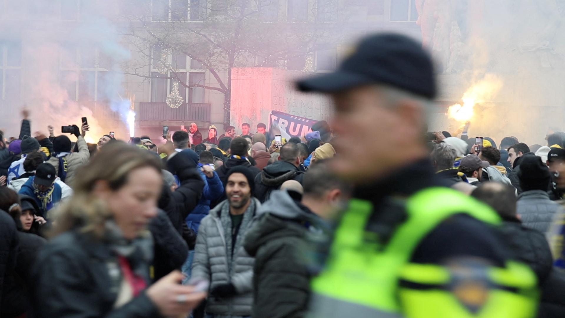Israelische Makkabi Tel Aviv Fans demonstrieren in Amsterdam.