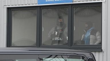 Zollmitarbeiter durchsuchen Gebäude im Zusammenhang mit verbotenen Rusland-Exporten.