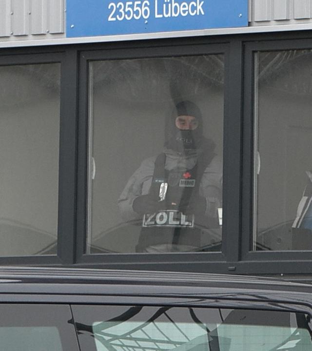 Zollmitarbeiter durchsuchen Gebäude im Zusammenhang mit verbotenen Rusland-Exporten.