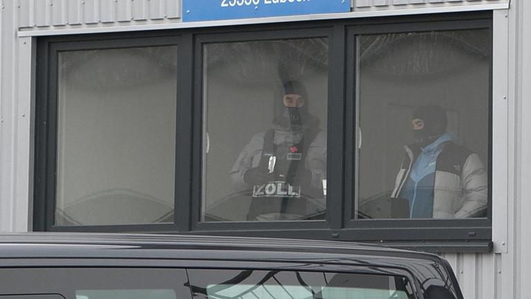 Zollmitarbeiter durchsuchen Gebäude im Zusammenhang mit verbotenen Rusland-Exporten.