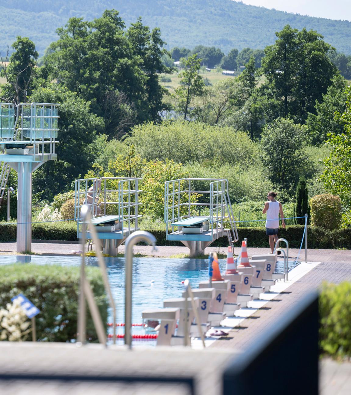 Gelnhausen: Badegäste besuchen ein Freibad. In einem hessischen Schwimmbad sollen Mädchen von mehreren Männern sexuell belästigt worden sein.