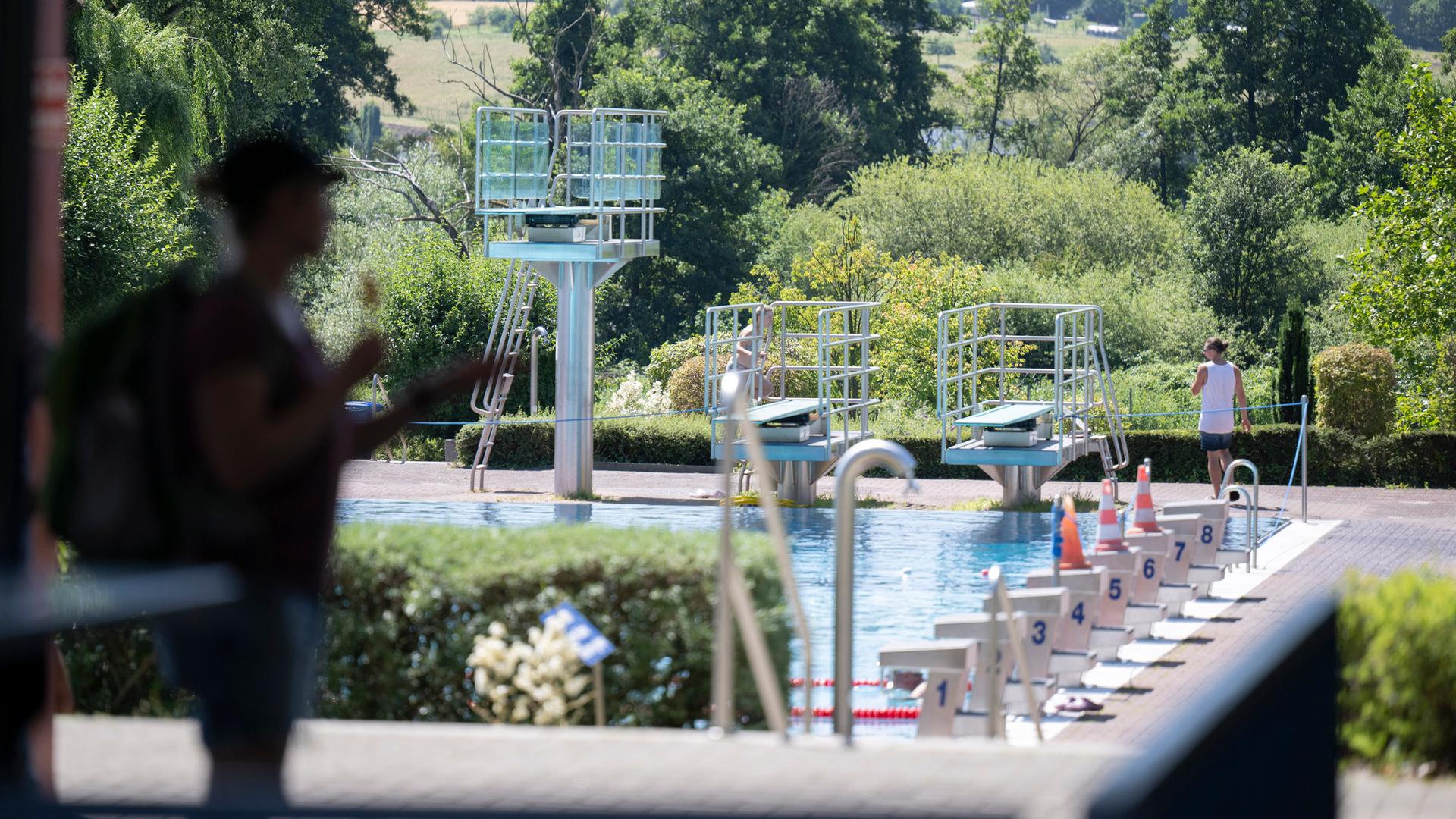 Gelnhausen: Badegäste besuchen ein Freibad. In einem hessischen Schwimmbad sollen Mädchen von mehreren Männern sexuell belästigt worden sein.