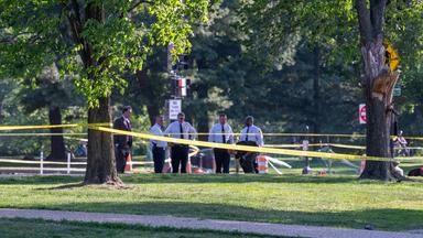 Polizeibeamte untersuchen den Tatort nach einem Schusswechsel zwischen dem US-Geheimdienst und einem Bewaffneten auf der National Mall am 04.05.2026 in Washington, DC.