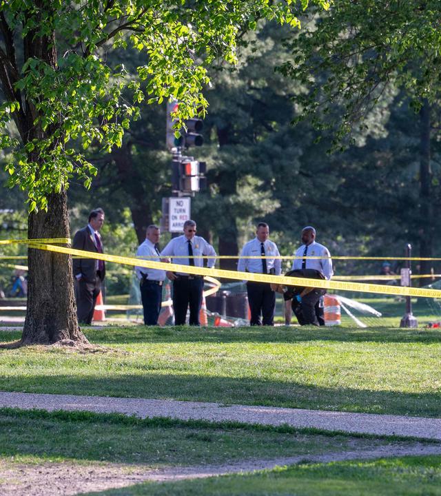 Polizeibeamte untersuchen den Tatort nach einem Schusswechsel zwischen dem US-Geheimdienst und einem Bewaffneten auf der National Mall am 04.05.2026 in Washington, DC.