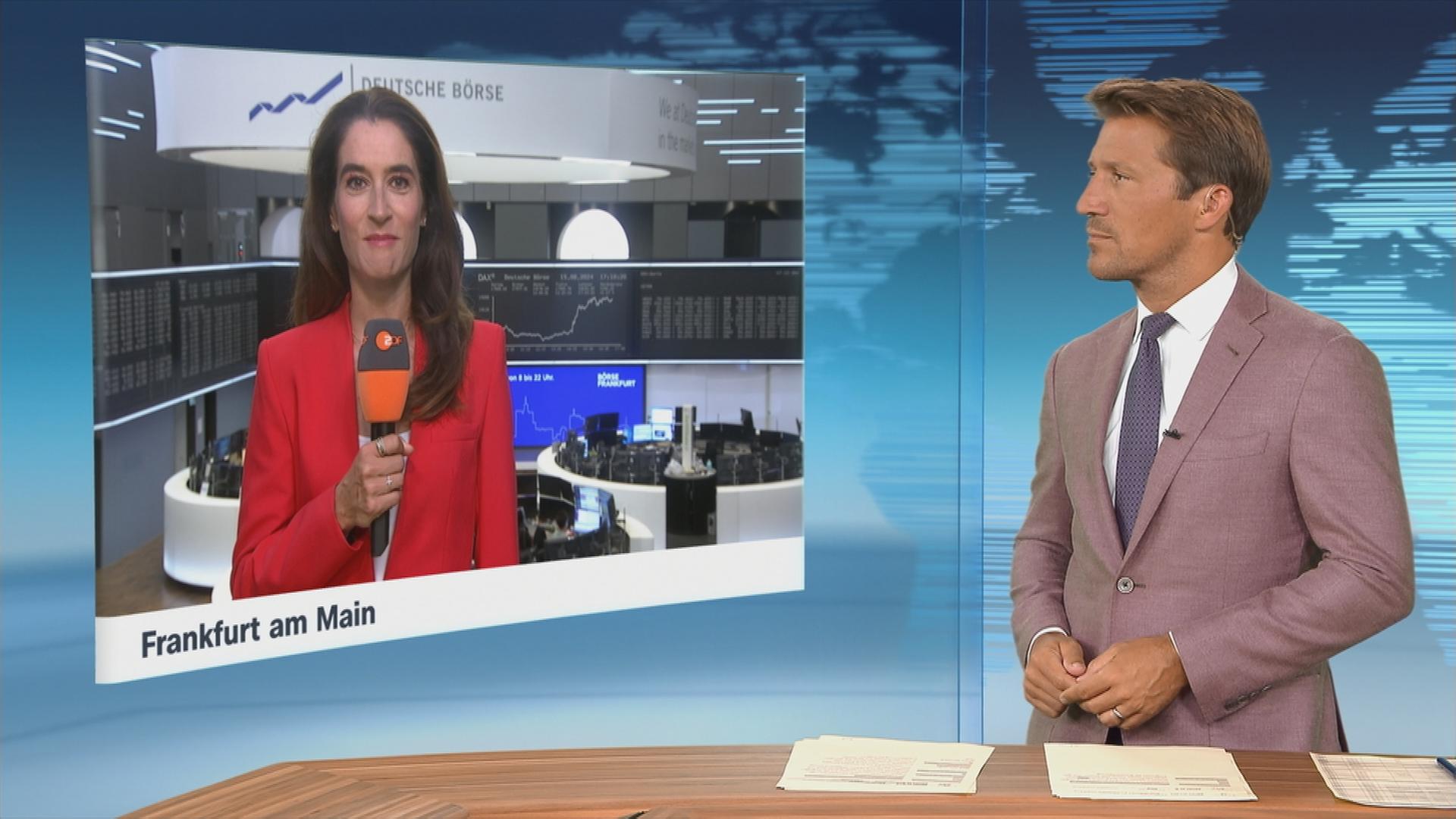 ZDF-Börsenexpertin Sina Mainitz, zugeschaltet von der Frankfurter Börse im Gespräch mit Moderator Christopher Wehrmann im Studio.