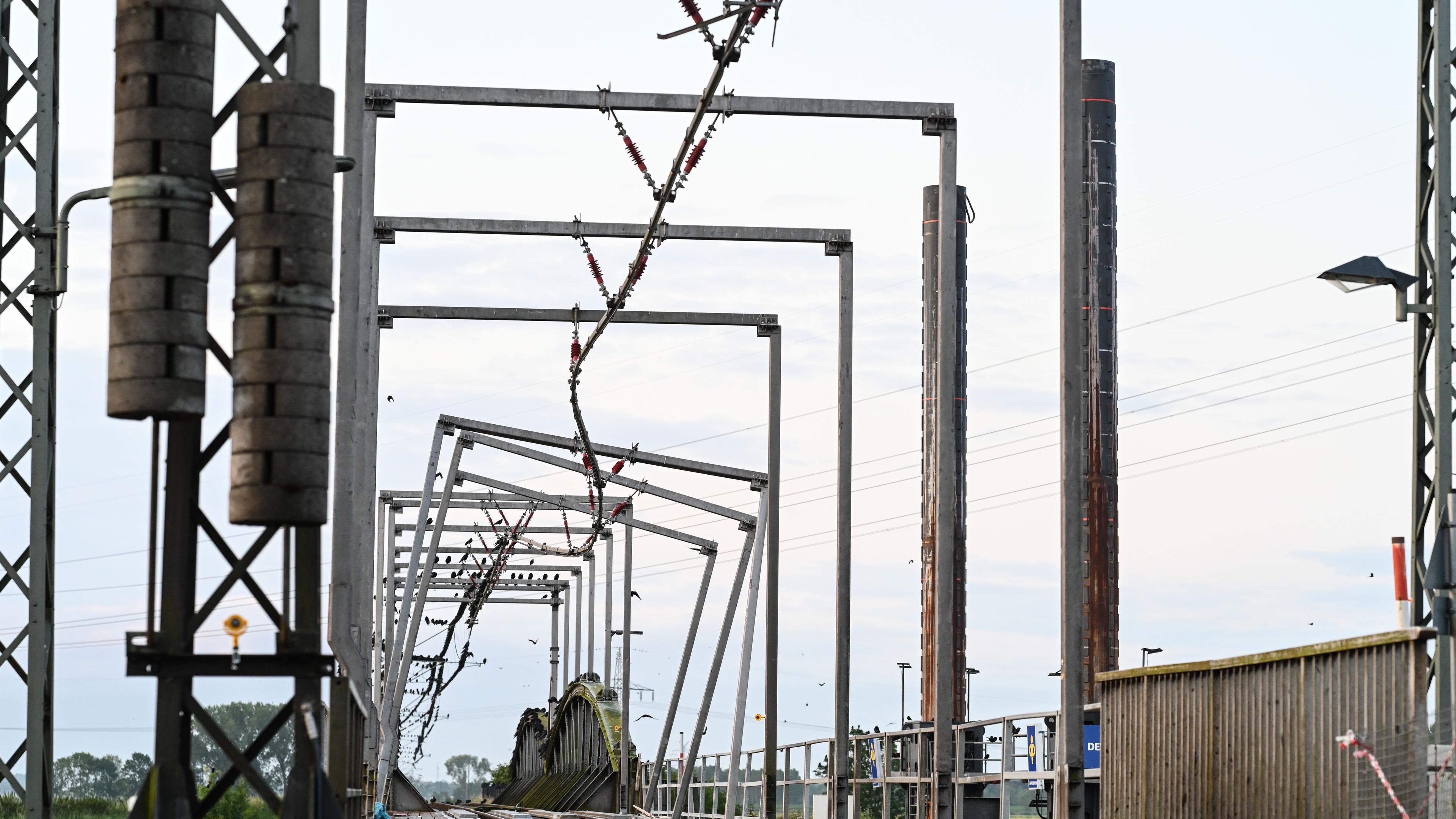 Die beschädigte Eisenbahnbrücke über die Hunte im Landkreis Wesermarsch.
