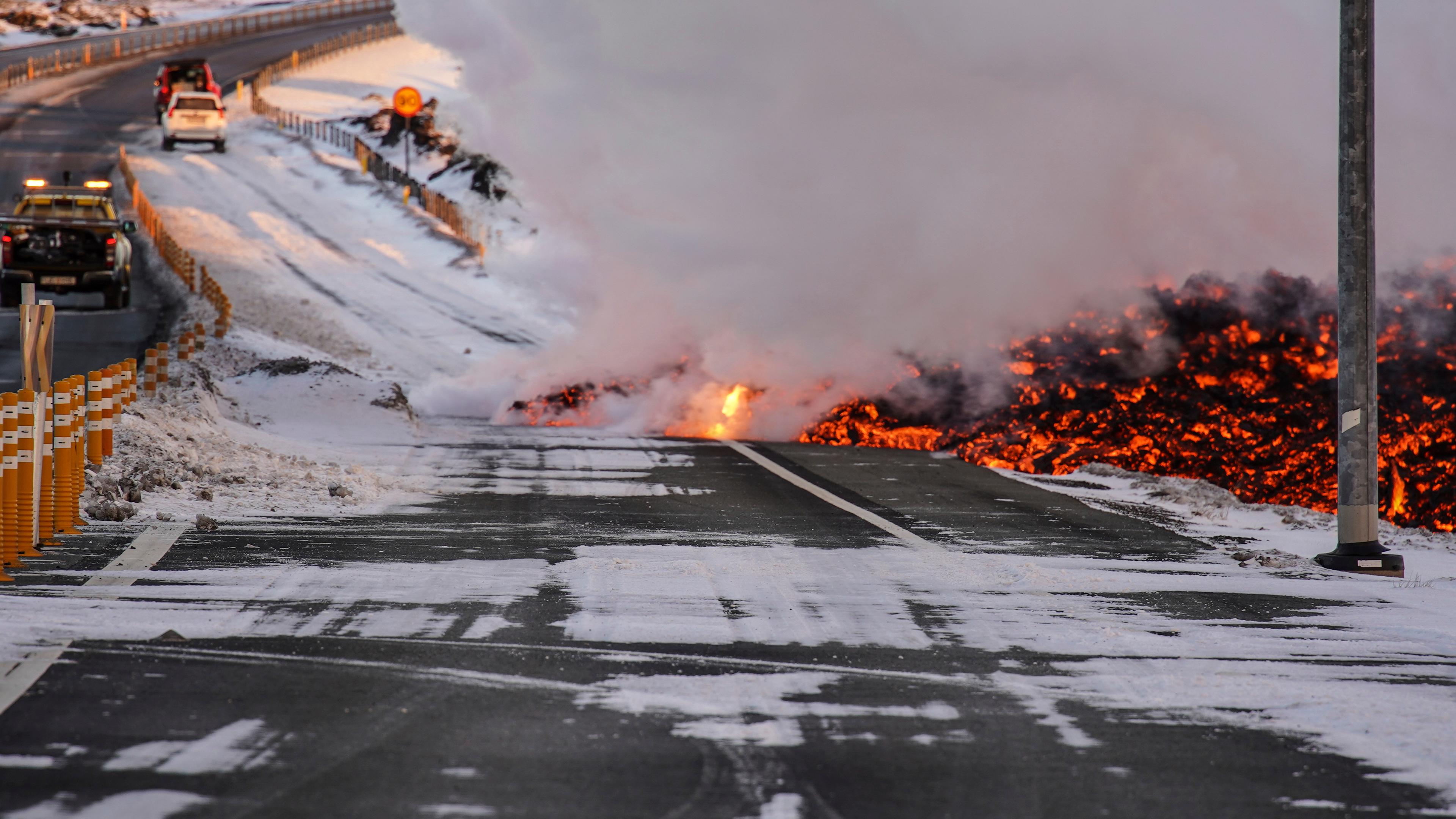 Lava ist an der Straße nach Grindavík in der Nähe der Ausfahrt zur Blauen Lagune zu sehen. 
