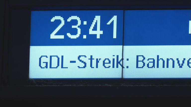 Auf dem Bild ist ein GDL-Schild zu sehen.