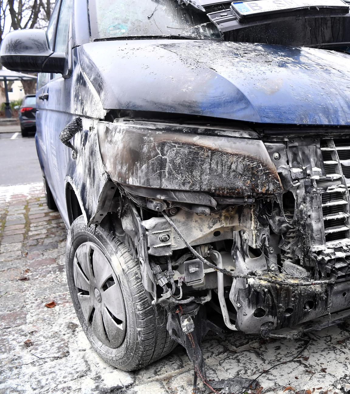 Ein zerstörter Kältebus der Stadtmission steht auf einem Parkstreifen am 02.01.2026 in Berlin nachdem er angezündet worden ist.