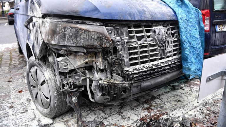 Ein zerstörter Kältebus der Stadtmission steht auf einem Parkstreifen am 02.01.2026 in Berlin nachdem er angezündet worden ist.