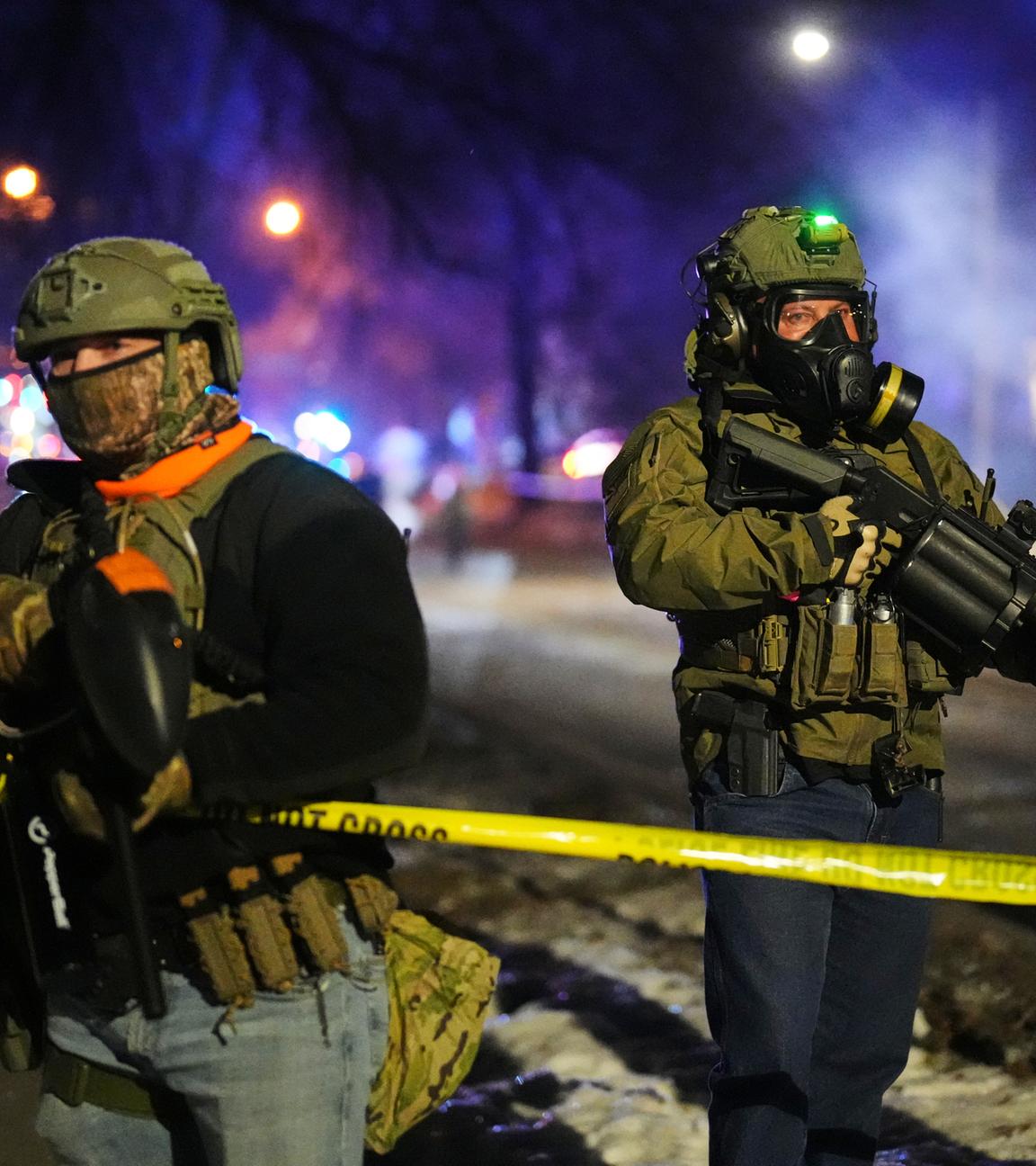 Polizeibeamte am Tatort eines gemeldeten Schusswaffengebrauchs am  14. 1. 2026, in Minneapolis. 