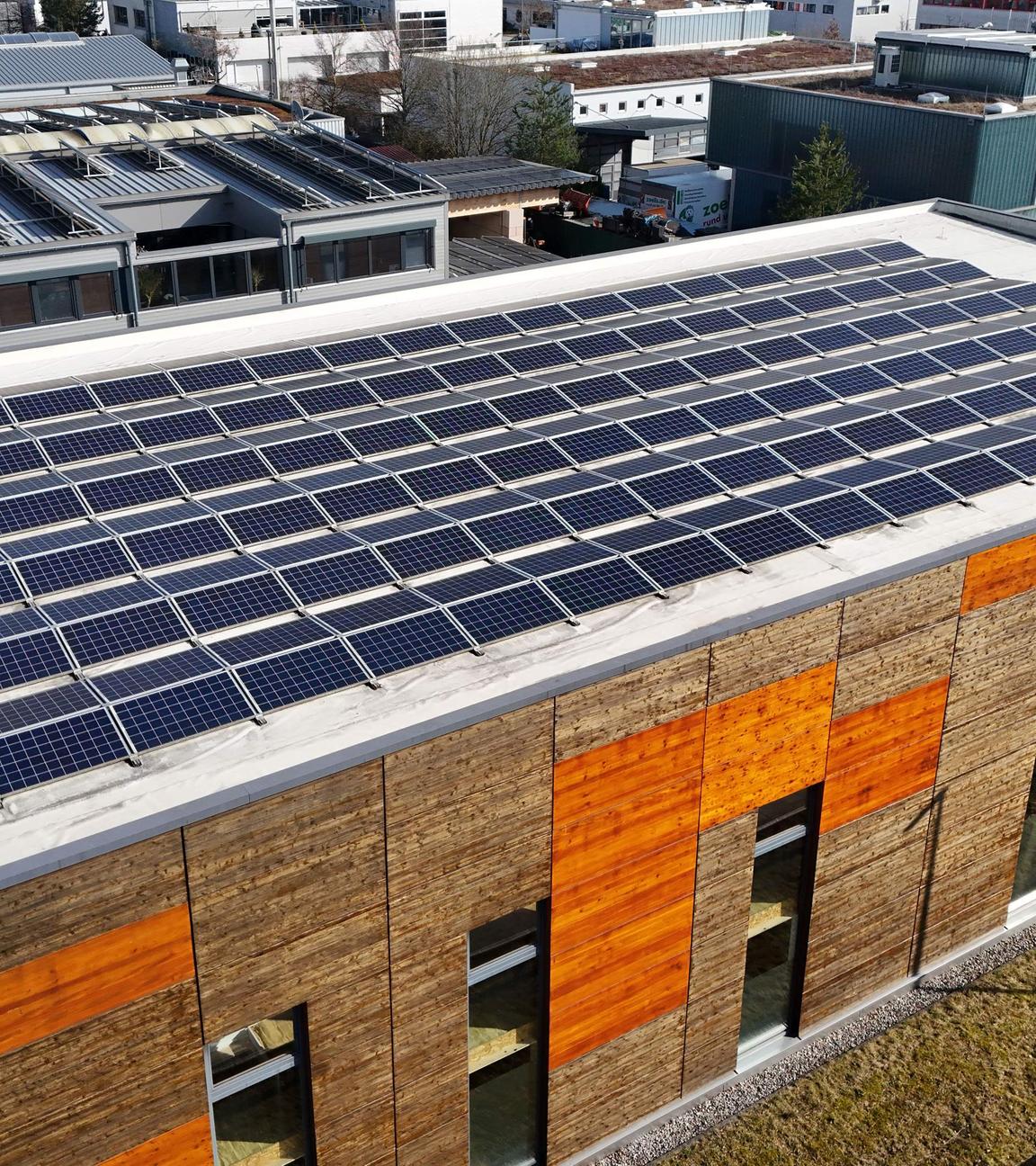 Gewerbeimmobilie mit PV Anlage auf dem Dach