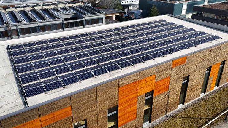 Gewerbeimmobilie mit PV Anlage auf dem Dach
