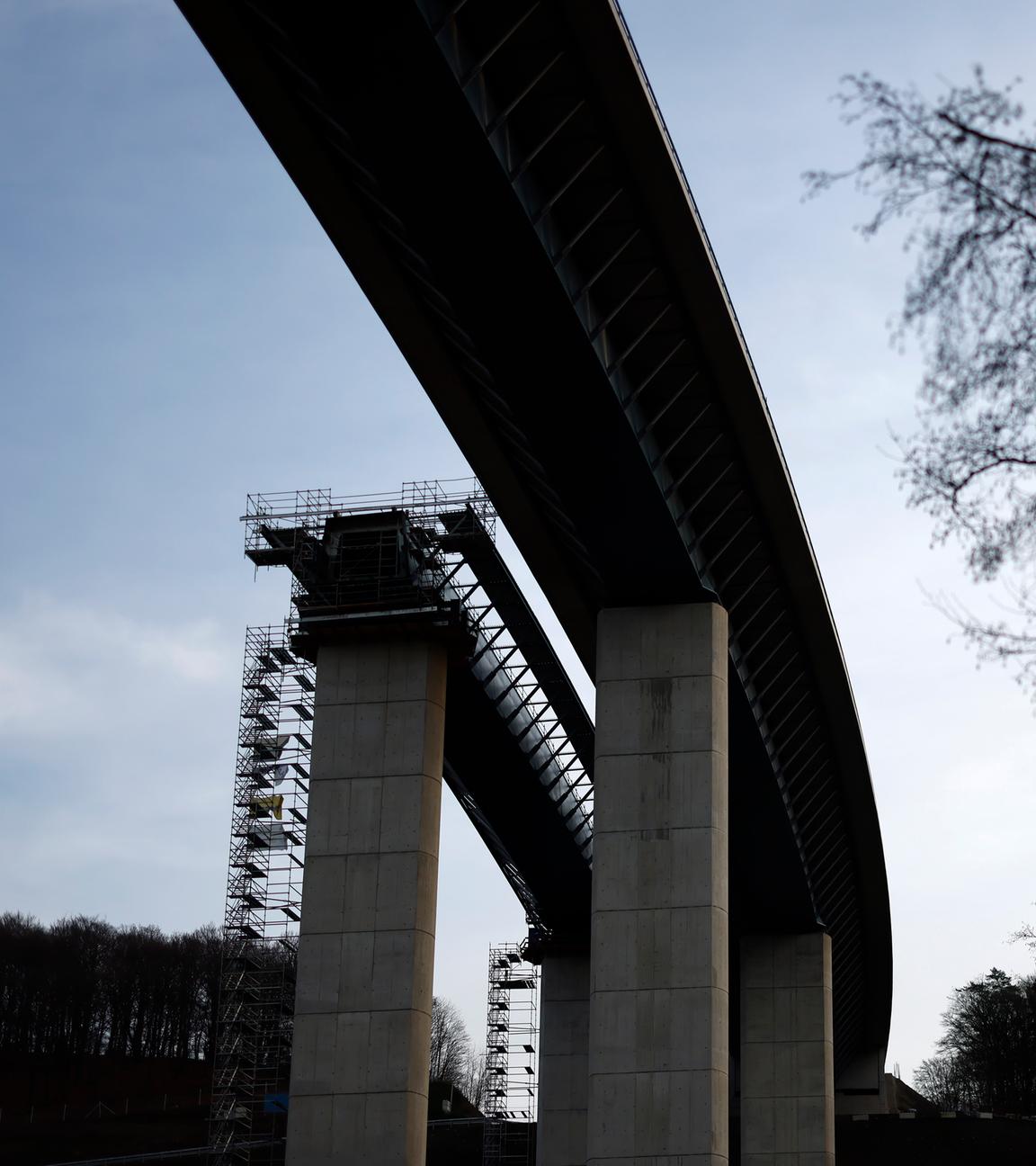 Ein Blick auf den Stand der Bauarbeiten bei der Eröffnung der Rahmedetalbrücke auf der A45 für den Verkehr. Die Brücke bildet ein Bindeglied in der Sauerlandlinie und musste nach einer Sprengung 2023 erneuert werden.