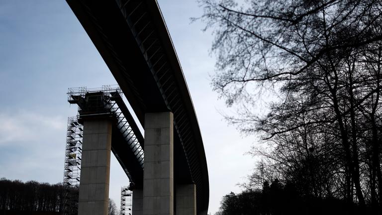 Ein Blick auf den Stand der Bauarbeiten bei der Eröffnung der Rahmedetalbrücke auf der A45 für den Verkehr. Die Brücke bildet ein Bindeglied in der Sauerlandlinie und musste nach einer Sprengung 2023 erneuert werden.