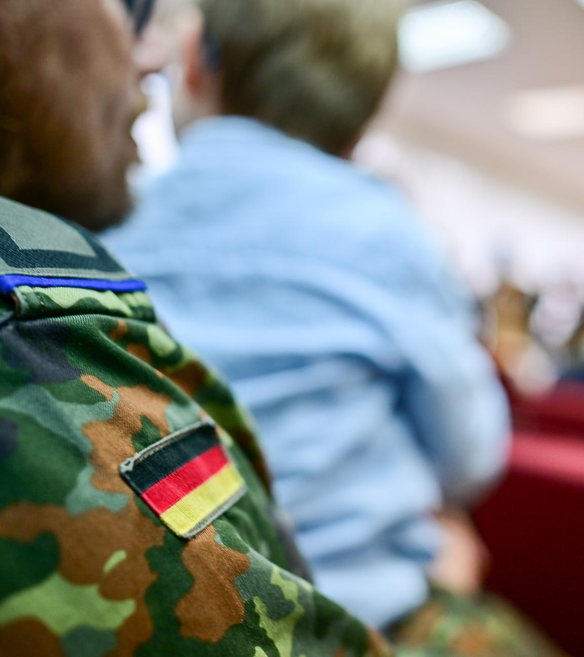 Ein Soldat sitzt im Publikum