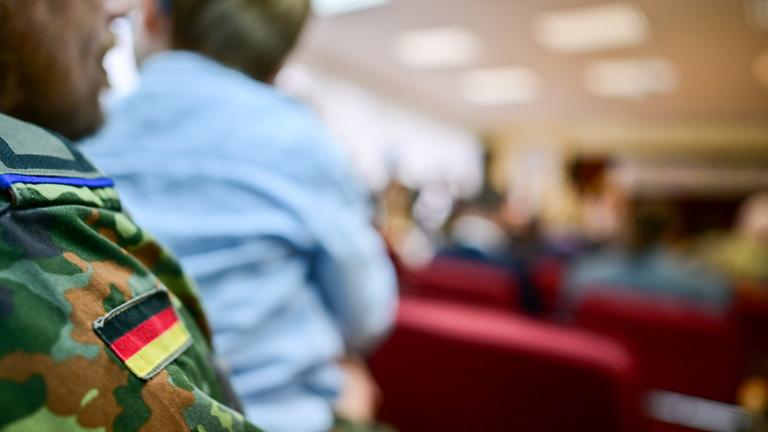 Ein Soldat sitzt im Publikum