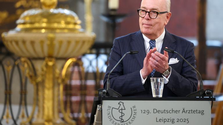27.05.2025, Sachsen, Leipzig: Ärztepräsident Klaus Reinhardt spricht zur Eröffnung des 129. Deutschen Ärztetags.