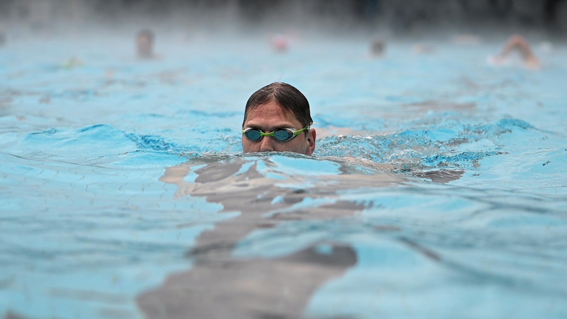  Ein Mann schwimmt im Freibad "Sonnenbad" in Karlsruhe
