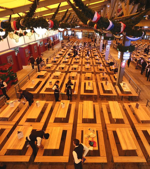 Letzte Vorbereitungen laufen im Schottenhamel-Festzelt vor dem Start des Oktoberfestes.