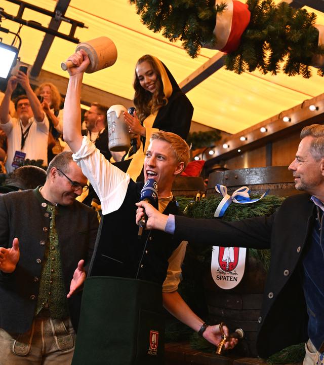 Dominik Krause (M, Bündnis 90/ Die Grünen), Oberbürgermeister von München beim traditionellen Anstich des ersten Bierfasses in der Festhalle Schottenhamel.