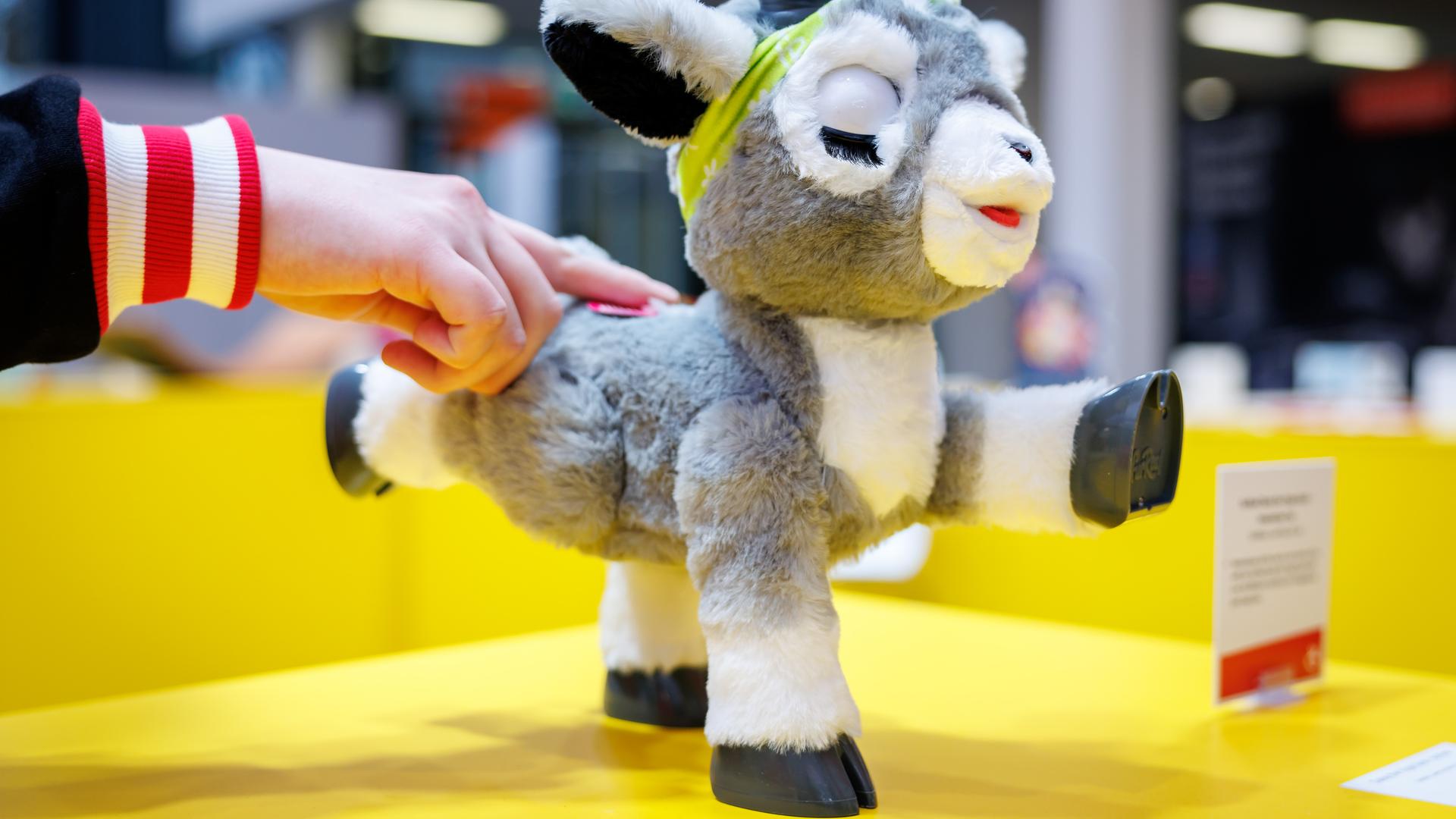 Die Yoga-Ziege Daisy mit Bewegungs- und Soundfunktion von Just Play ist während der 74. Internationalen Spielwarenmesse am Stand "Healthy Heroes" der ToyTrends 2025 ausgestellt.