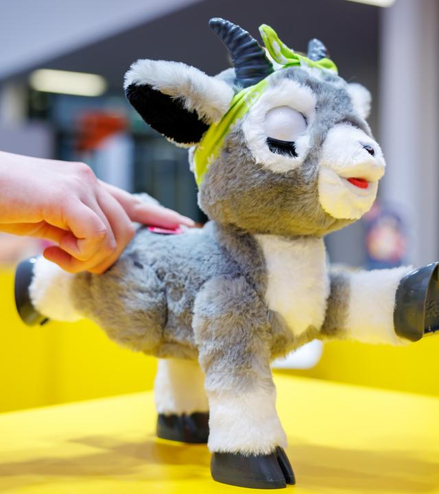 Die Yoga-Ziege Daisy mit Bewegungs- und Soundfunktion von Just Play ist während der 74. Internationalen Spielwarenmesse am Stand "Healthy Heroes" der ToyTrends 2025 ausgestellt.