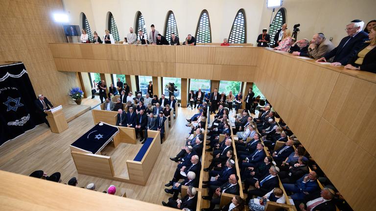  Brandenburg, Potsdam: Jost Haberland, Architekt, spricht beim Festakt zur Einweihung vom Synagogenzentrum Potsdam.