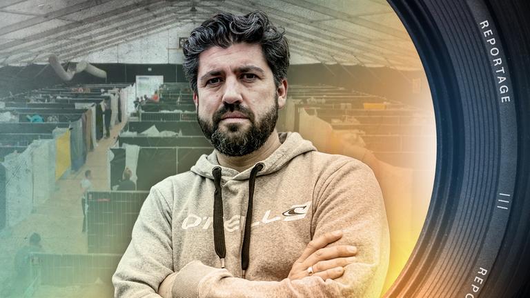 Bildkollage: Sportlehrer Jan Buchholz steht mit verschränkten Armen steht vor einer Aufnahme, die das Innere eines Zeltes, einer Flüchtlingsunterkunft, zeigt.