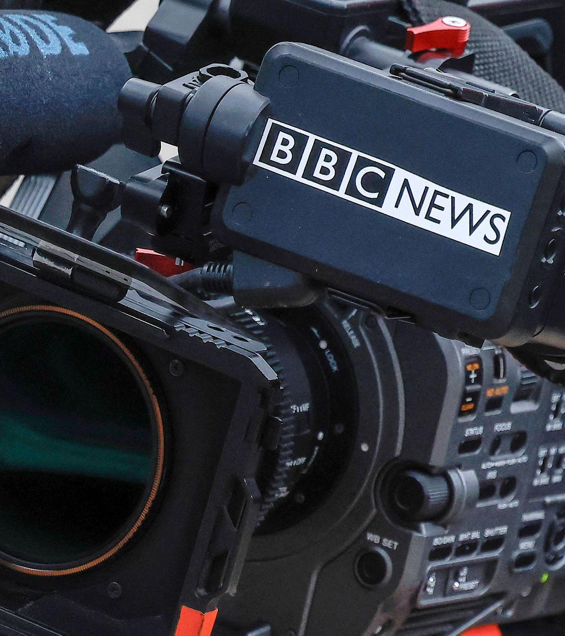 Dieses Foto zeigt eine Kameraausrüstung von BBC News, die am 10. November 2025 vor dem Gefängnis La Santé in Paris auf dem Boden liegt.