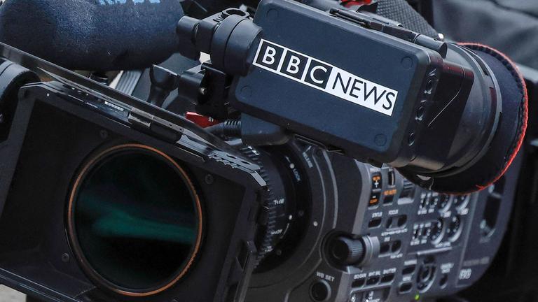 Dieses Foto zeigt eine Kameraausrüstung von BBC News, die am 10. November 2025 vor dem Gefängnis La Santé in Paris auf dem Boden liegt.