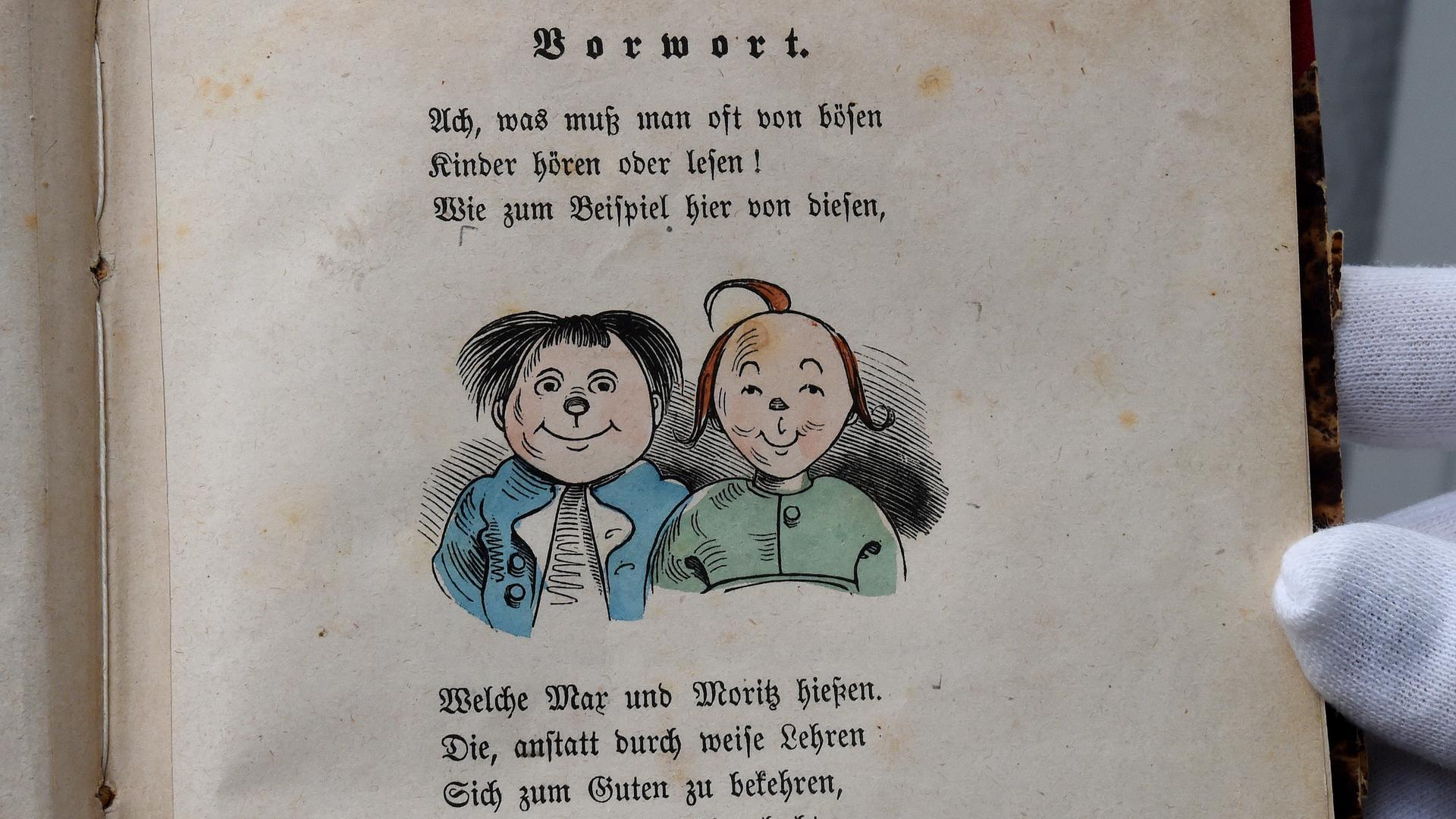 Archiv: Eines der seltenen erhaltenen Exemplare der Erstausgabe von «Max und Moritz», fotografiert am 16.10.2015 im Museum Wilhelm Busch in Hannover (Niedersachsen).