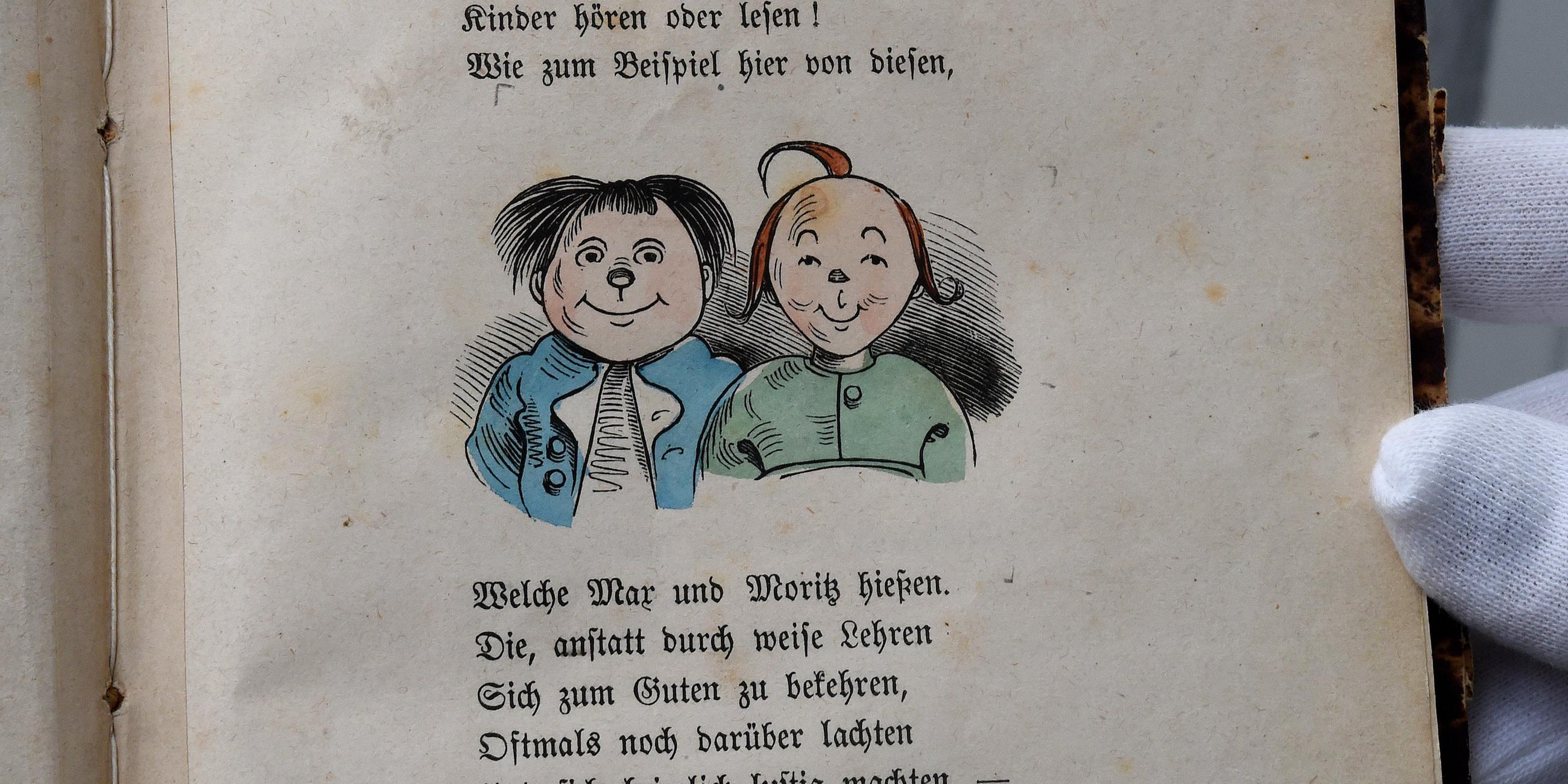 Archiv: Eines der seltenen erhaltenen Exemplare der Erstausgabe von «Max und Moritz», fotografiert am 16.10.2015 im Museum Wilhelm Busch in Hannover (Niedersachsen).