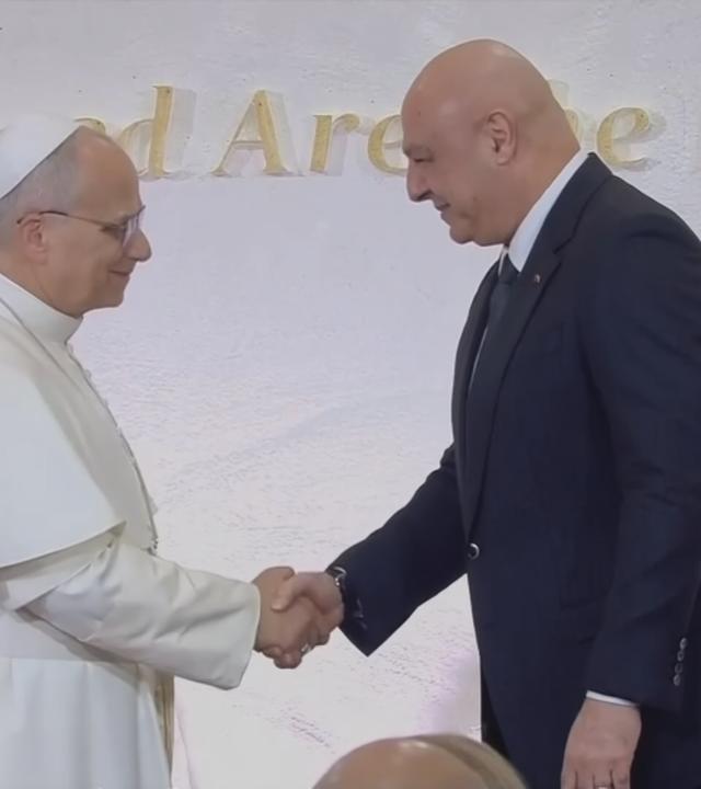 Papst Leo XIV. und Joseph Aoun geben sich die Hand