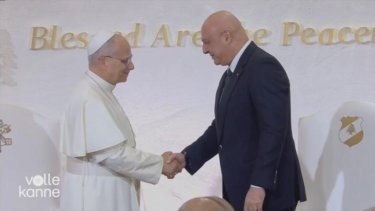 Papst Leo XIV. und Joseph Aoun geben sich die Hand