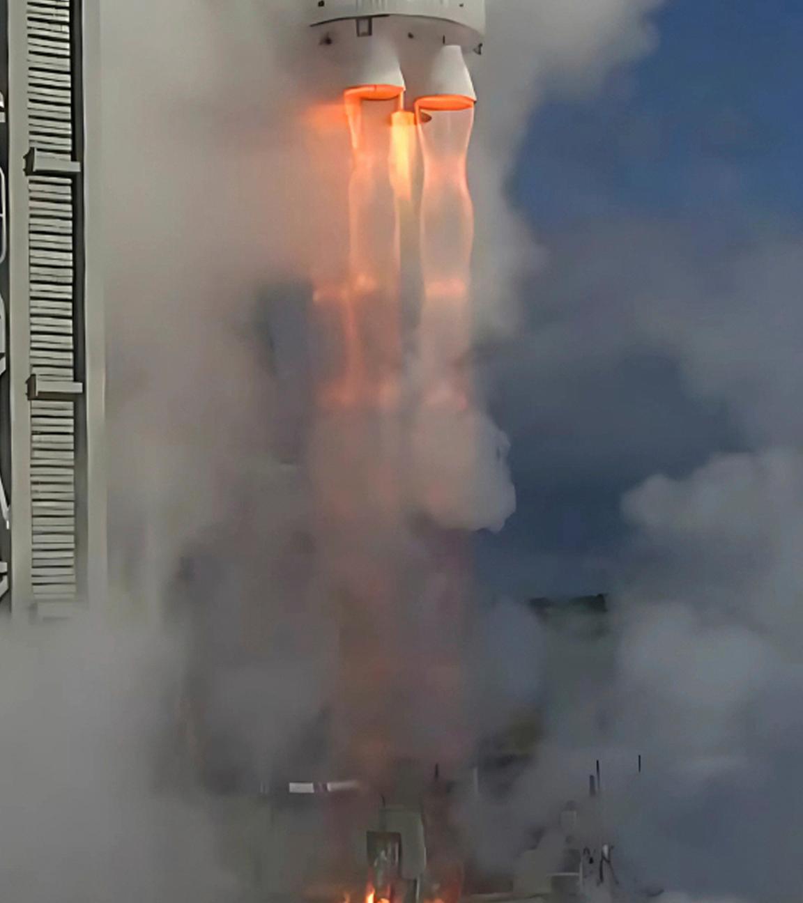 Auf diesem Foto von Gilmour Space Technologies wird am Mittwoch, dem 30. 7. 2025, in der Nähe von Bowen, Australien, eine Eris-Rakete gestartet. 