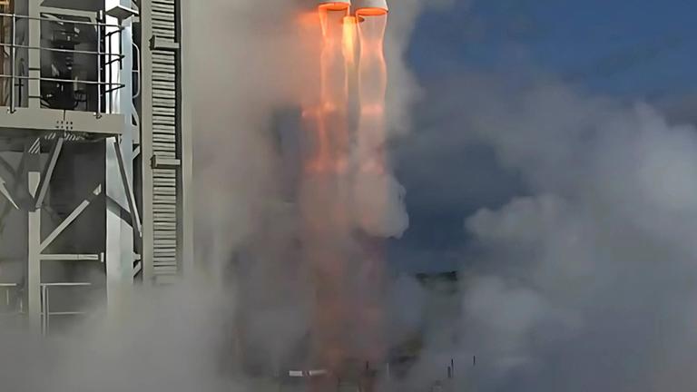 Auf diesem Foto von Gilmour Space Technologies wird am Mittwoch, dem 30. 7. 2025, in der Nähe von Bowen, Australien, eine Eris-Rakete gestartet. 