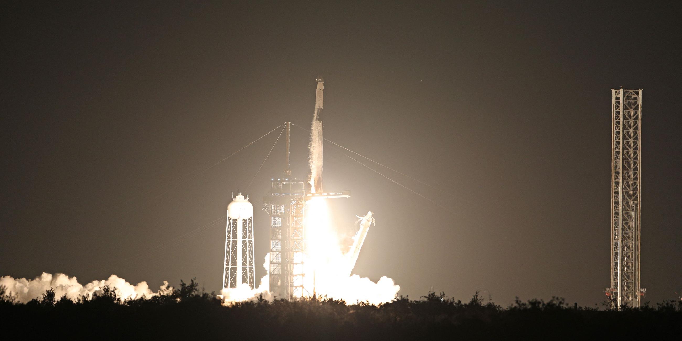 Eine SpaceX Falcon 9 Rakete startet im Kennedy Space Center in Cape Canaveral, Florida.