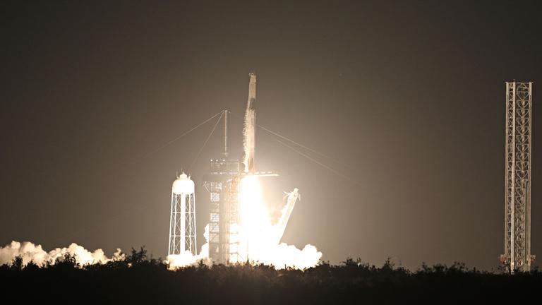 Eine SpaceX Falcon 9 Rakete startet im Kennedy Space Center in Cape Canaveral, Florida.