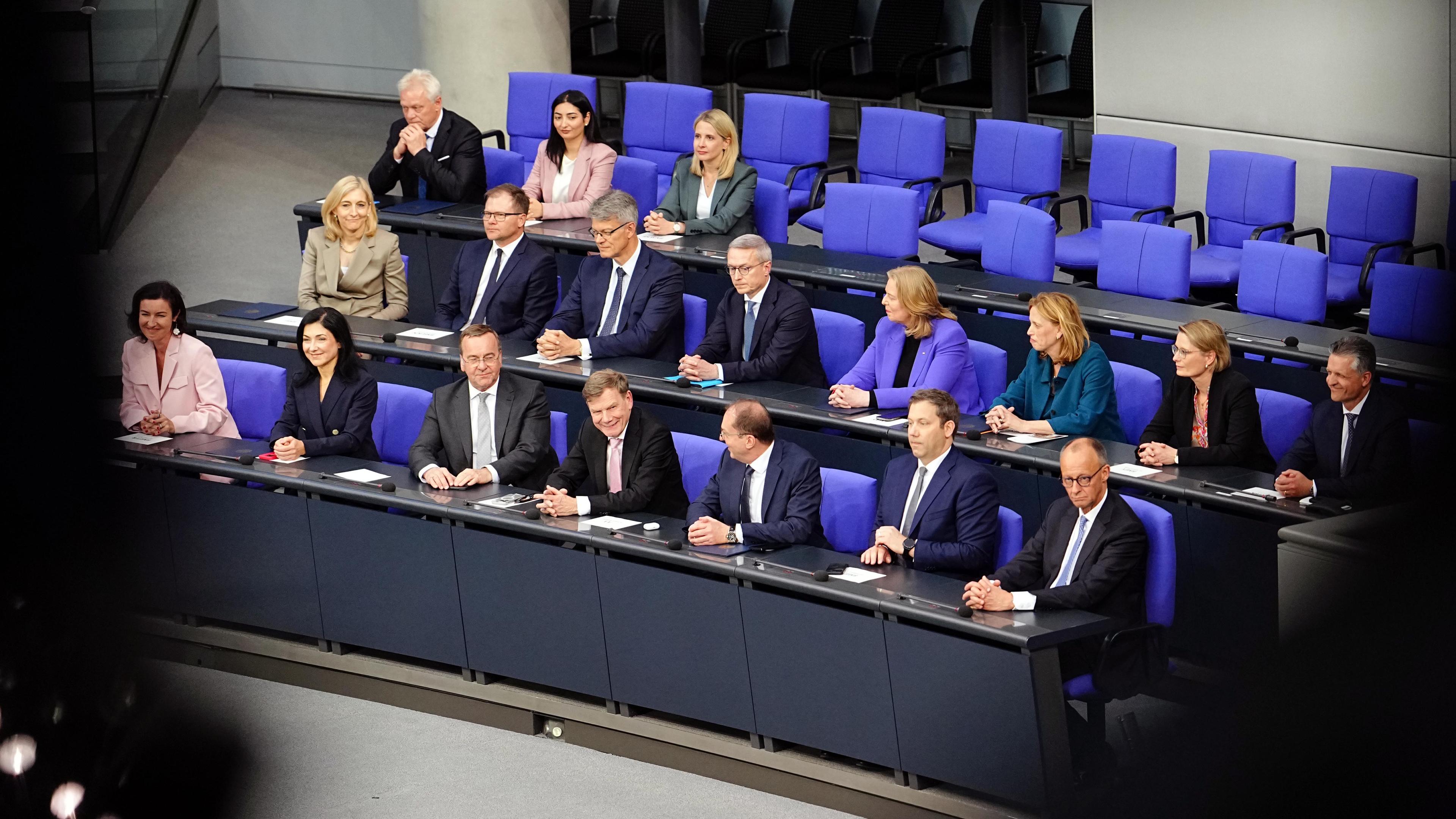 Das neu ernannte Kabinett um Bundeskanzler Friedrich Merz (vorne r, CDU) sitzt im Rahmen der Vereidigung der Bundesminister auf der Regierungsbank.