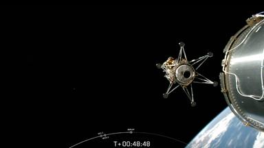 Dieses Bild aus einem von SpaceX über NASA TV zur Verfügung gestellten Video zeigt die Mondlandefähre von Intuitive Machines, die sich von der Oberstufe der Rakete trennt und auf den Mond zusteuert.