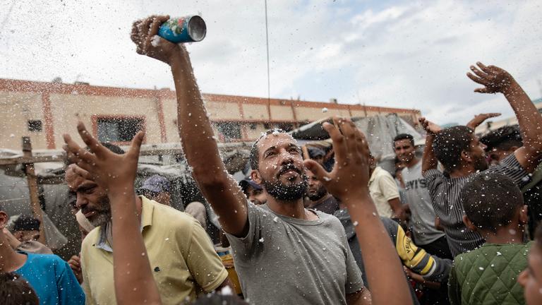 Feiernde und jubelnde palästinensische Menschen auf den Straßen
