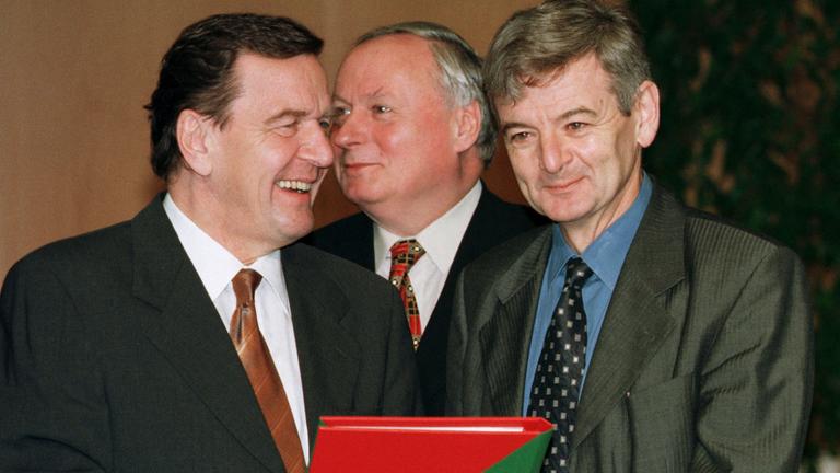 Die erste rot-grüne Bundesregierung: Bundeskanzler Schröder, Finanzminister Lafontaine, Aussenminister Fischer mit dem Koalitionsvertrag