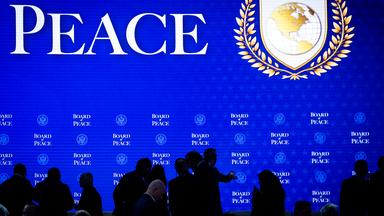 Menschen warten auf die Unterzeichnungszeremonie für das Board of Peace 