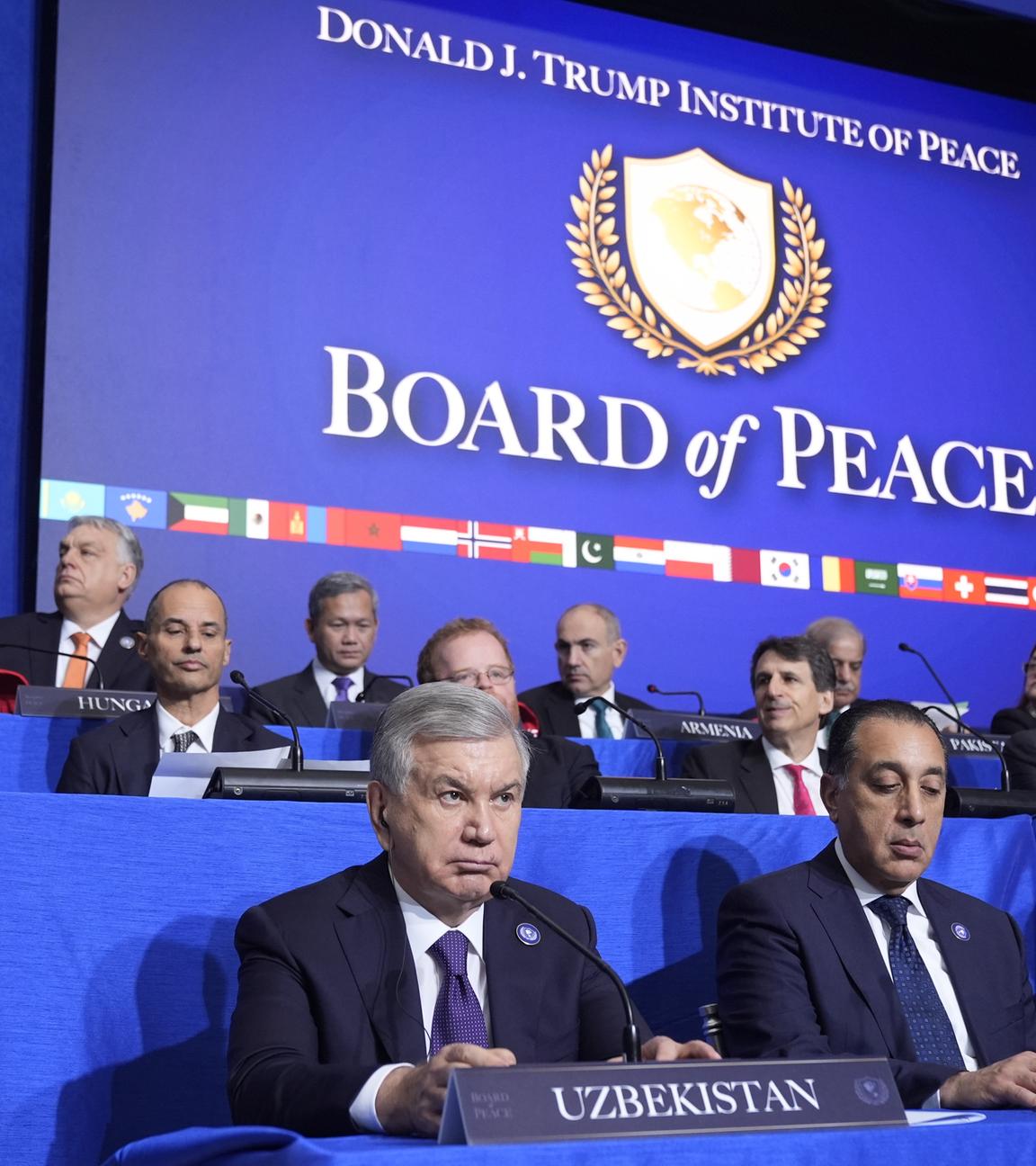  Staatsoberhäupter aus aller Welt hören US-Präsident während einer Sitzung des Friedensrats zur Beilegung globaler Konflikte im U.S. Institute of Peace zu. 