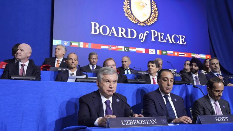  Staatsoberhäupter aus aller Welt hören US-Präsident während einer Sitzung des Friedensrats zur Beilegung globaler Konflikte im U.S. Institute of Peace zu. 