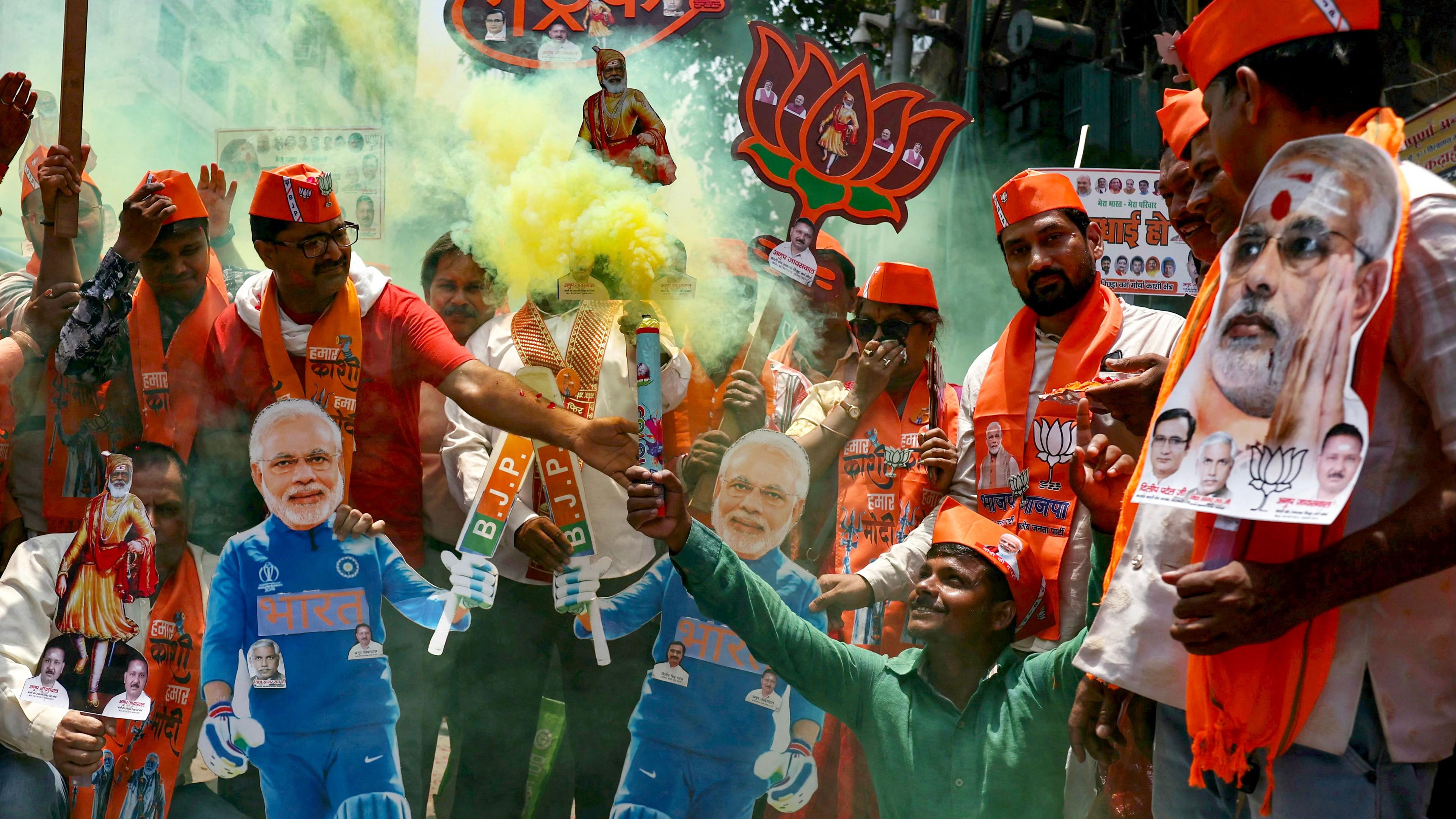 Anhänger von Modi feiern