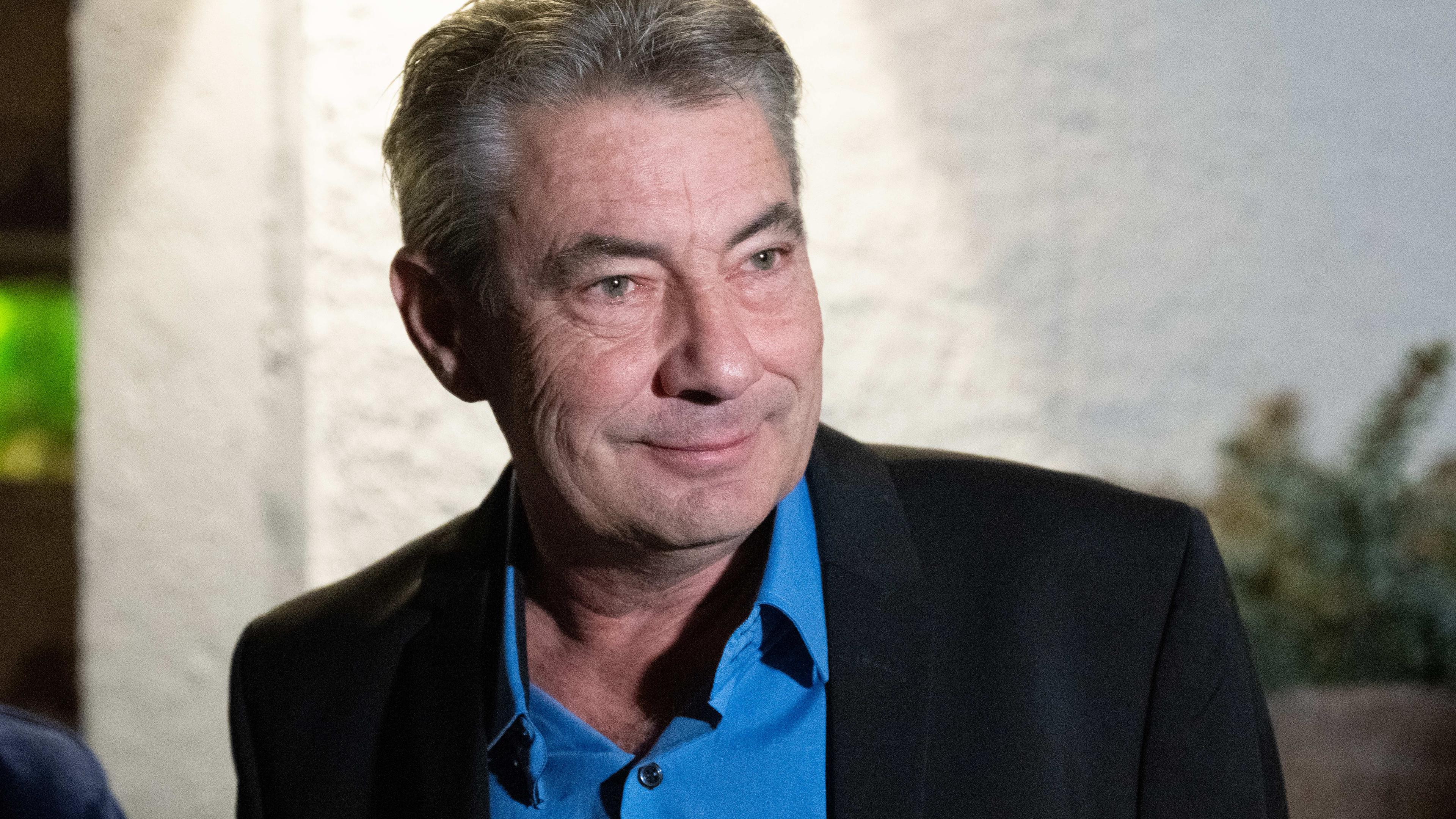 26.11.2023, Sachsen, Pirna: Der für die Oberbürgermeisterwahl von der AfD aufgestellte Kandidat Tim Lochner steht am Rande einer Wahlparty vor einem Gasthaus in der Altstadt von Pirna. 