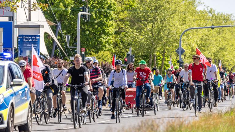 Menschen nehmen an einer einer Fahrrad-Demo teil. Ebenso wie in zahlreichen weiteren deutschen Städten hat der DGB in Cottbus zu einer Demonstration anläßlich des 1. Mai aufgerufen. 